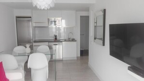 Fridge, microwave, stovetop, electric kettle - Impeccable Getaway Apartments for Sports & Laisure (La Oliva)