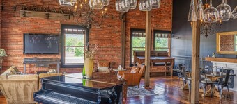 2000 sqft Historic Loft in Downtown Brevard - Near Waterfalls, Dining & More