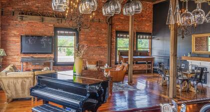 2000 sqft Historic Loft in Downtown Brevard - Near Waterfalls, Dining & More