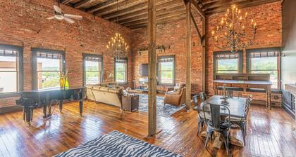 2000 sqft Historic Loft in Downtown Brevard - Near Waterfalls, Dining & More