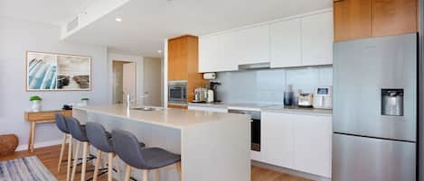 Jääkaappi, mikroaaltouuni, uuni, liesi