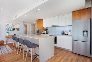 Geladeira, micro-ondas, fogão, cooktop