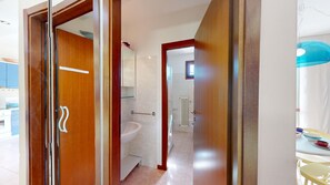 Een douche, een haardroger, een bidet, handdoeken