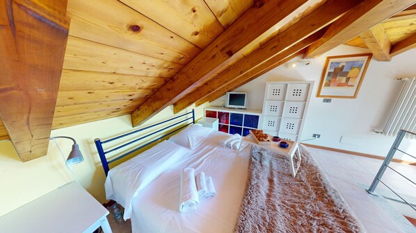 Iron/ironing board, bed sheets