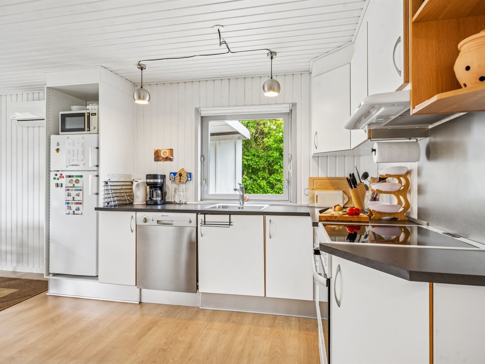 Kjøleskap, mikrobølgeovn, oppvaskmaskin og kjøkkenutstyr