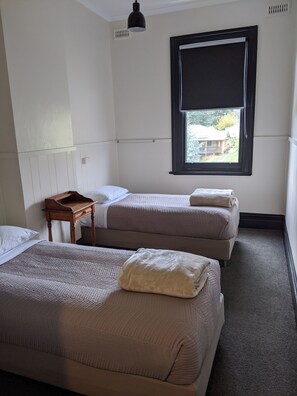 Habitació amb dos llits individuals bàsica | Wifi gratuïta i roba de llit 