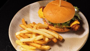 Een bord met een hamburger en friet.