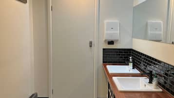 Kamar Double Basic | Kamar mandi | Handuk, sabun,  dan tisu toilet