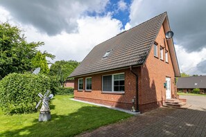 Exterior - Holiday Home 'Ferienhaus Magda' with Private Terrace, Private Garden and Wi-Fi (Stadum)