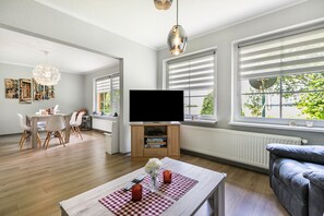 TV, video games, ping pong - Holiday Home 'Ferienhaus Magda' with Private Terrace, Private Garden and Wi-Fi (Stadum)