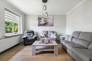 TV, video games, ping pong - Holiday Home 'Ferienhaus Magda' with Private Terrace, Private Garden and Wi-Fi (Stadum)