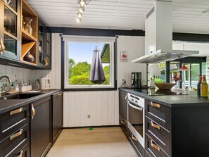 Refrigerador, microondas, lavavajillas y utensilios de cocina 