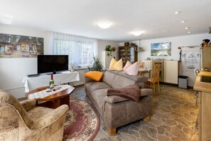 Fernseher, Kamin, Tischtennisplatte