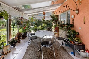 Dining - Apartment 'Ferienwohnung Im Burgenland' with Mountain View, Shared Terrace and Wi-Fi (Freyburg (Unstrut))