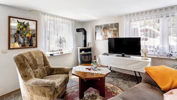 Televisión, chimenea, mesa de ping pong