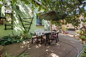 Outdoor dining - Apartment 'Ferienwohnung Im Burgenland' with Mountain View, Shared Terrace and Wi-Fi (Freyburg (Unstrut))