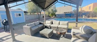 Large backyard 9 Beds close to STRIP