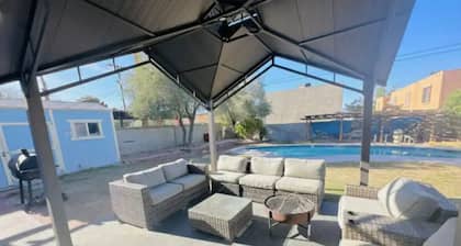 Large backyard 9 Beds close to STRIP