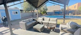 Cozy Las Vegas Home with backyard and pool / 9 beds
