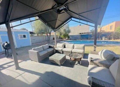 Cozy Las Vegas Home with backyard and pool / 9 beds