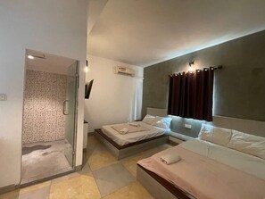 Quarto família, sacada, vista para a cidade | Banheiro | Chuveiro, secador de cabelo, toalhas de banho, sabonete