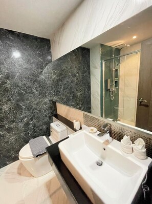 Chambre supérieure double | Salle de bain | Douche, pantoufles