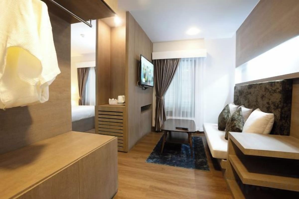 Soundproofing, free WiFi, bed sheets