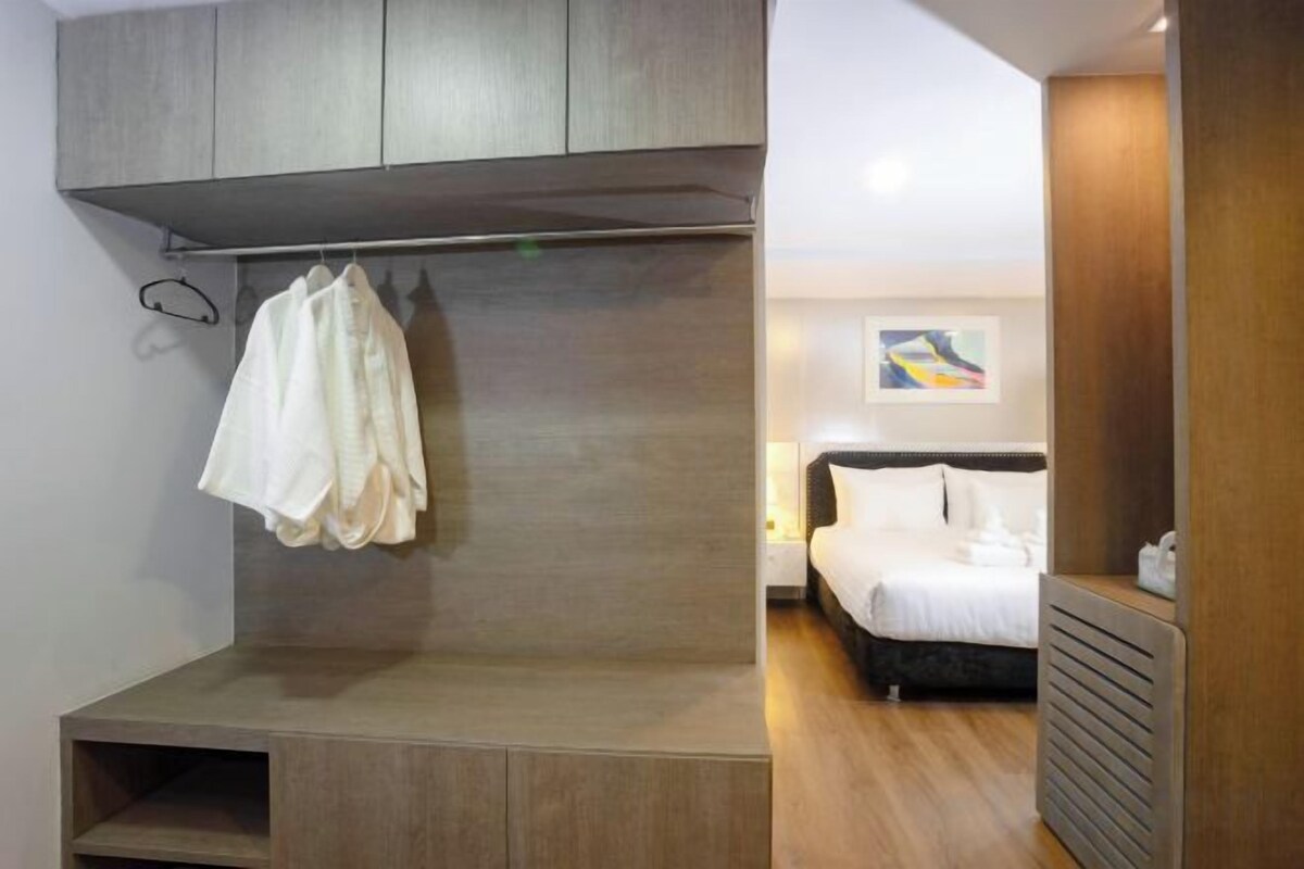 Soundproofing, free WiFi, bed sheets