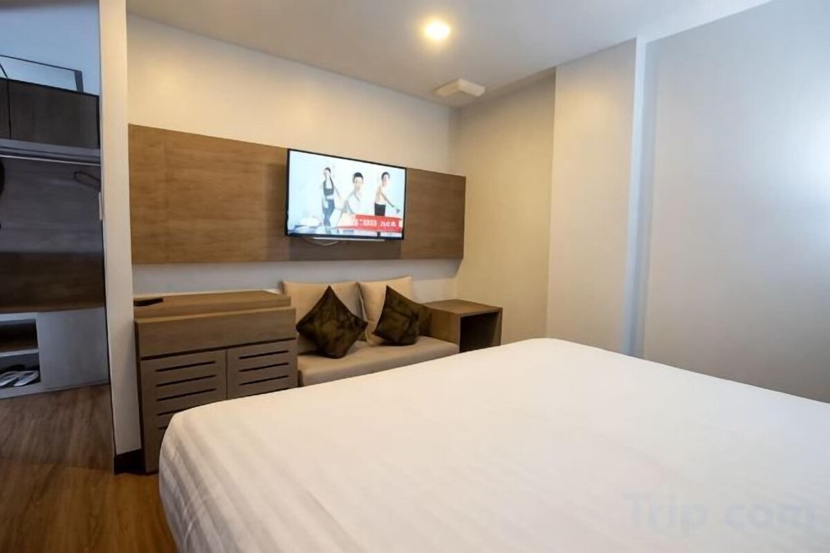 Soundproofing, free WiFi, bed sheets