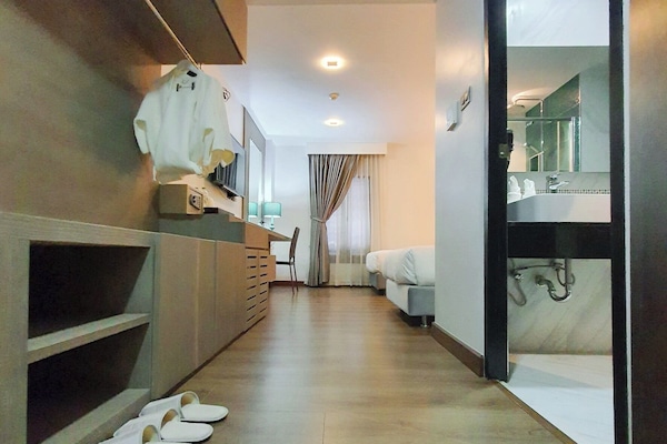 Soundproofing, free WiFi, bed sheets