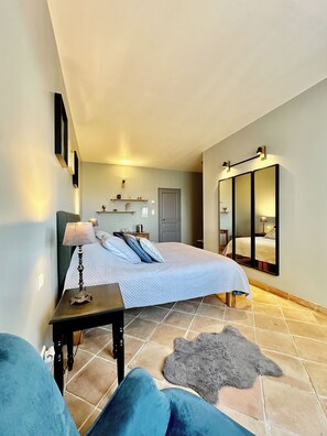 1 slaapkamer, een strijkplank/strijkijzer, gratis wifi, beddengoed