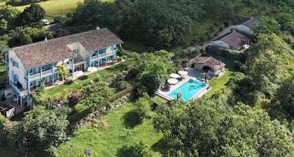 Maison OlĂ©a - Chambre d'hĂŽtes "ĂlĂ©gance" avec vue sur la vallĂ©e de la VĂ©zĂšre.