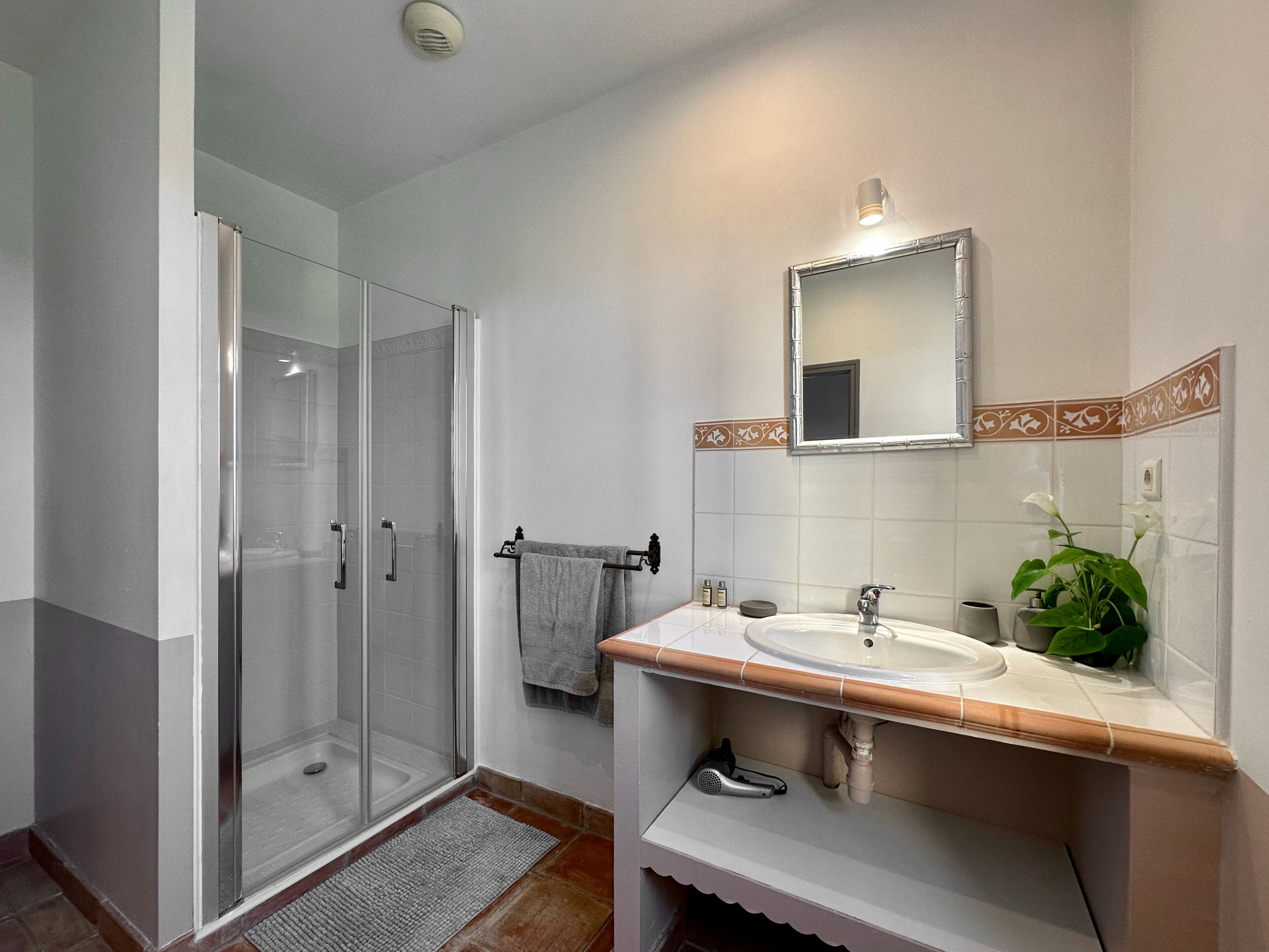 Douche, sèche-cheveux, serviettes fournies, savon