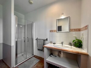 Een douche, een haardroger, handdoeken, zeep