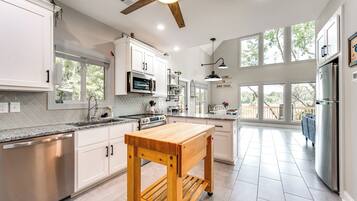 Coffee/tea maker, fridge, microwave, stovetop
