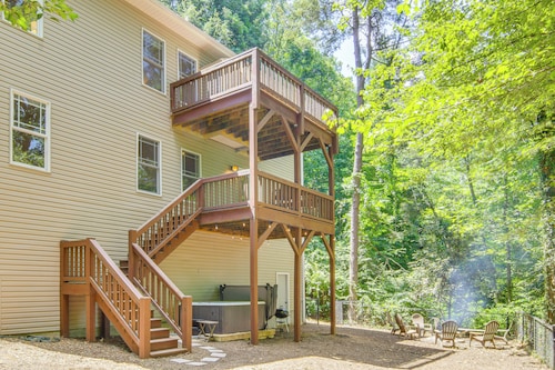 Black Mountain Hideaway w/ Hot Tub & Pool Table!