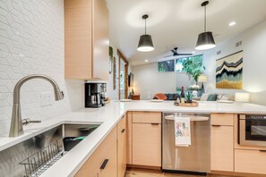 Réfrigérateur, micro-ondes, plaque de cuisson, lave-vaisselle
