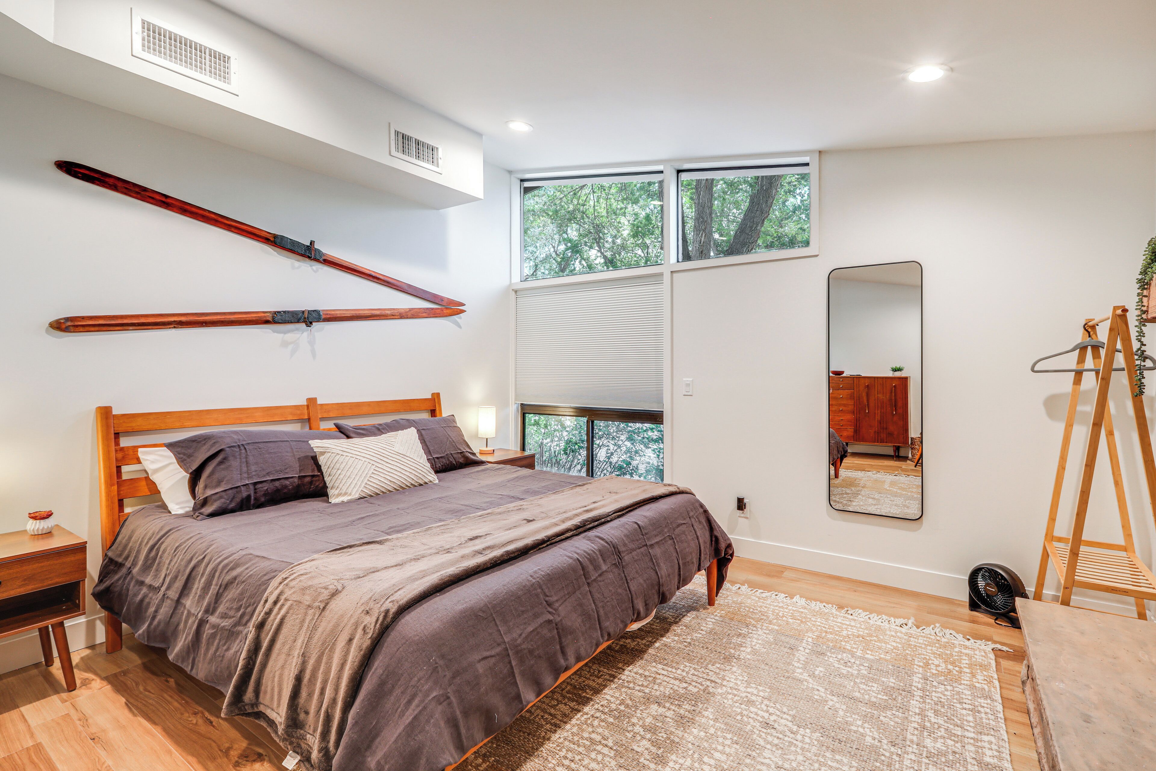 2 bedrooms, desk, iron/ironing board, internet