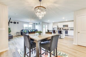 Dining - Mod Triana Home 7 Mi to Huntsville Int'l Airport (Madison)