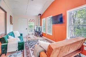 TV - Pet-Friendly Mathias Cabin Near Hunting & Fishing! (Mathias)