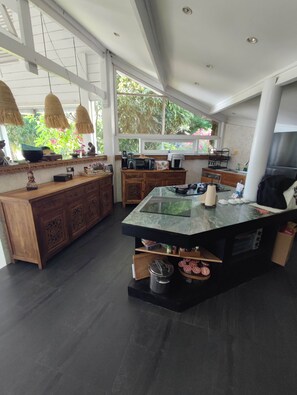 Fridge, microwave, oven, stovetop - Beach villa  (Tianyar)