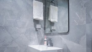 Double Room with Private Bathroom | バスルーム