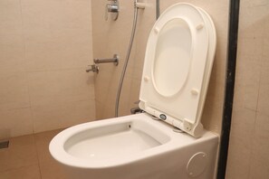 Double Room with Private External Bathroom | Badrum | Dusch, gratis toalettartiklar, handdukar och tvål