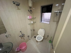 Double Room with Private Bathroom | Bad | Dusj, toalettartikler (inkludert), håndklær og såpe