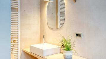 Een douche, een haardroger, handdoeken, zeep