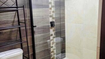 Een douche, handdoeken, zeep, shampoo