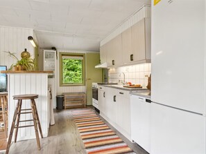 Køleskab, mikrobølgeovn, opvaskemaskine, køkkentøj/tallerkener/redskaber
