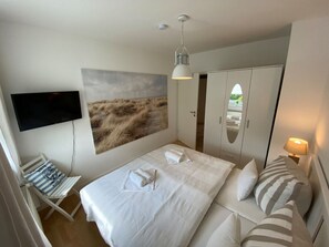 2 bedrooms, free WiFi, bed sheets - Apartment 'Ferienwohnung Parkblick 1' with Private Terrace, Private Garden and Wi-Fi (Lübeck Travemünde)