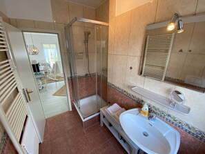 Douche, sèche-cheveux, serviettes fournies