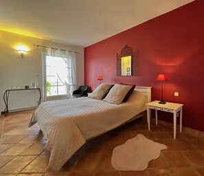 1 slaapkamer, een strijkplank/strijkijzer, wifi, beddengoed